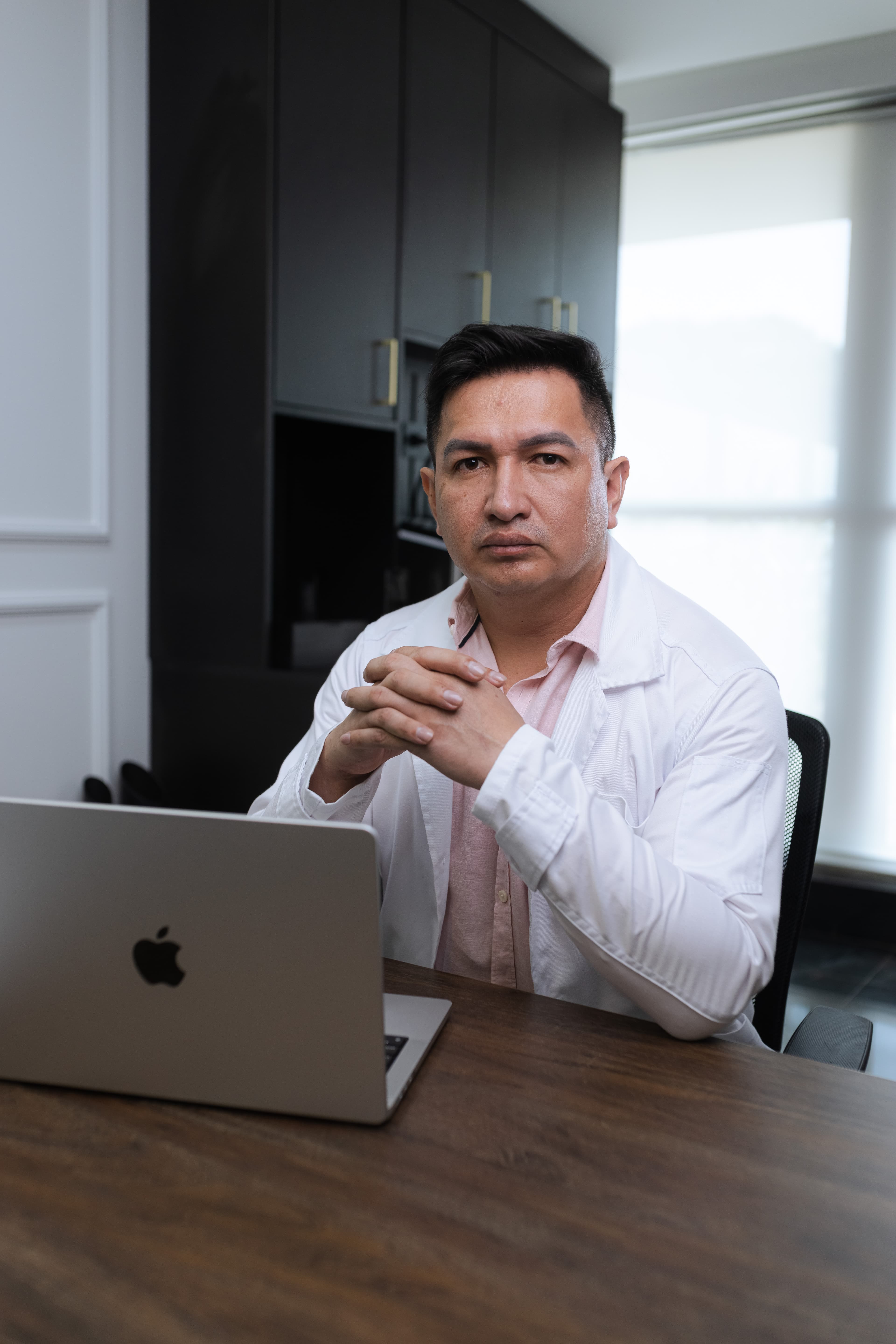 Dr. Moisés Aguilera em atendimento